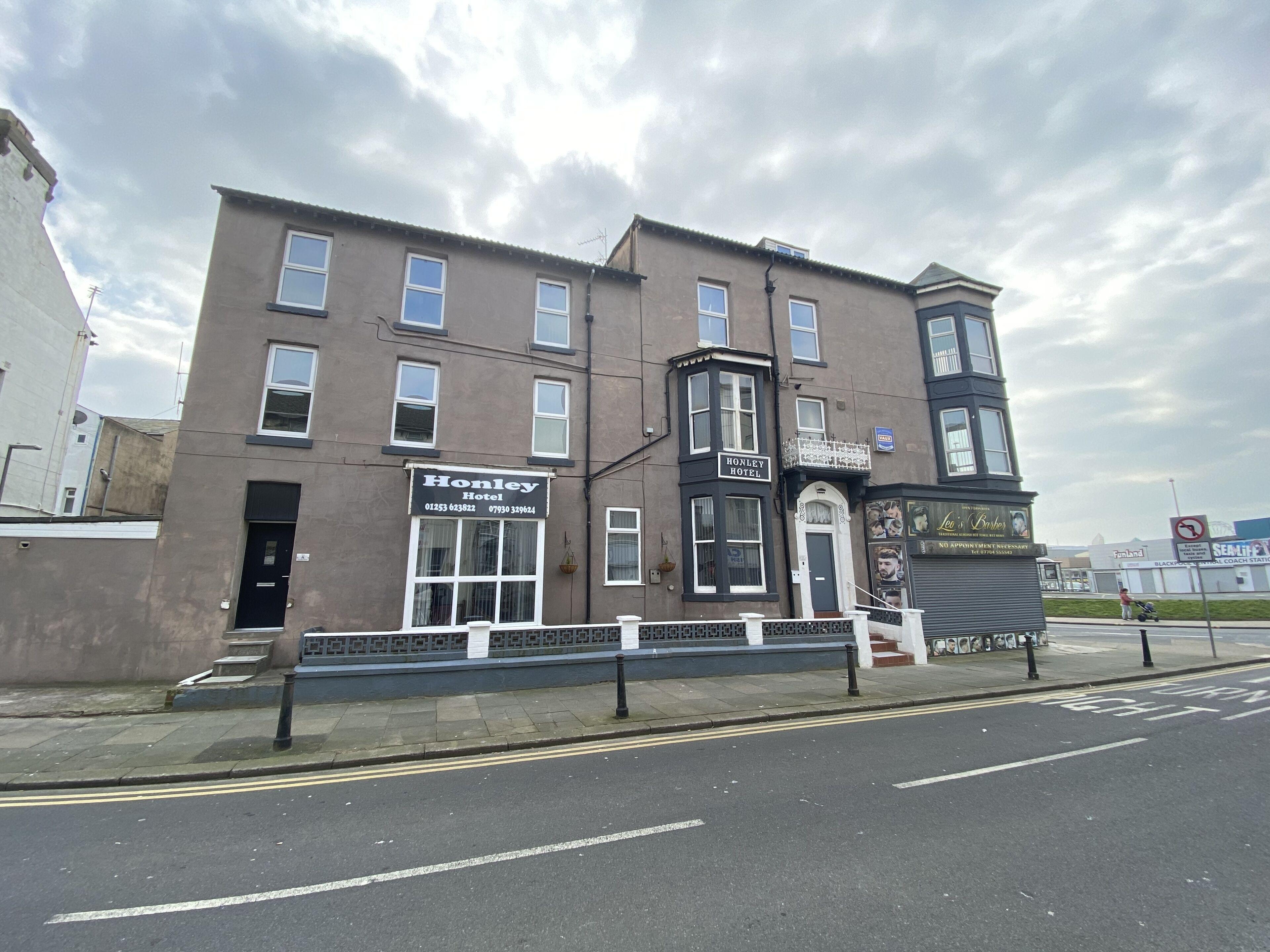 The Honley Hotel — Photos 1